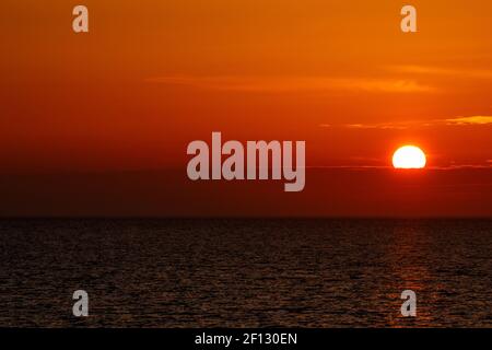 Morecambe Lancashire, Großbritannien. März 2021, 7th. Sonnenuntergänge hinter dem Wolkenufer auf Morecambe Bay Kredit: PN News/Alamy Live News Stockfoto