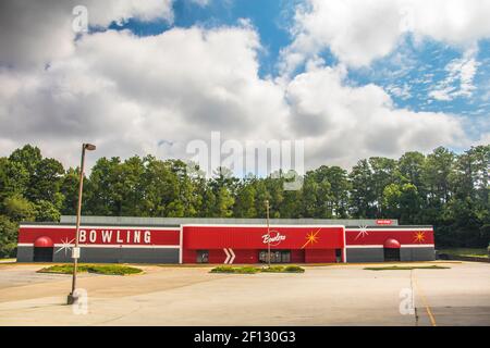 Decatur, GA / USA - 07 07 20: Blick auf die Bowlero Bowlingbahn Stockfoto