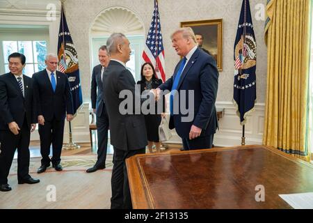 Präsident Donald Trump begrüßt den chinesischen Vizepräsidenten Liu He am Mittwoch, 15 2020. Januar, im Oval Office des Weißen Hauses. Stockfoto