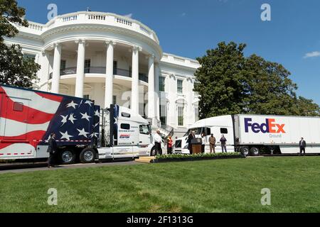 Präsident Donald Trump und die Verkehrsministerin Elaine Chao halten am Donnerstag, dem 16 2020. April, auf dem South Lawn des Weißen Hauses eine Rede, um Amerikas Trucker zu feiern. Stockfoto