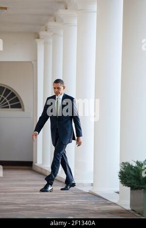 Präsident Barack Obama geht am 17 2011. März auf die Kolonnade des Weißen Hauses, nachdem er eine Erklärung des Rosengartens über das Erdbeben und den Tsunami in Japan abgegeben hat. Stockfoto