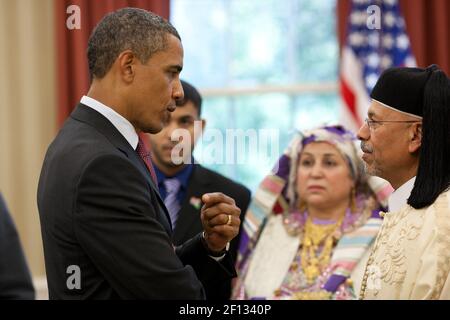 Präsident Barack Obama spricht mit dem libyschen Botschafter Ali Suleiman Aujali und seiner Familie während einer Ambassador Credentialing Zeremonie im Oval Office September 9 2011. Stockfoto