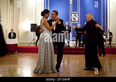 Präsident Barack Obama und First Lady Michelle Obama tanzen während des Nobelbanketts 2009 im Spiegelsaal des Grand Hotels in Oslo Norwegen am 10 2009. Dezember. Stockfoto