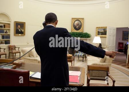 Präsident Barack Obama telefoniert mit einem Kongressabgeordneten über die Gesundheitsversorgung im Oval Office März 19 2010. Stockfoto