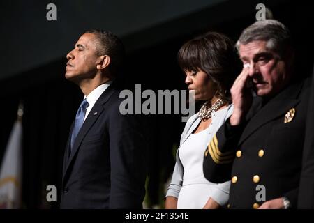 Präsident Barack Obama und First Lady Michelle Obama halten während eines Gedenkgottesdienstes für die Opfer der Düngemittelexplosion in West Texas an der Baylor University in Waco Texas am 25 2013. April inne. Fire Chaplain Jimmy Duncan steht mit dem Präsidenten und Frau Obama. Stockfoto