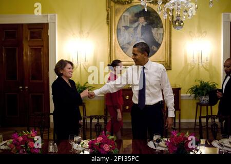 "Präsident Barack Obama ''Faustfalle'' mit Stabschef der First Lady Susan Sher während der Teilnahme an einem Frauenessen mit Mitarbeitern im Old Family Dining Room des Weißen Hauses November 5 2009. ' Stockfoto