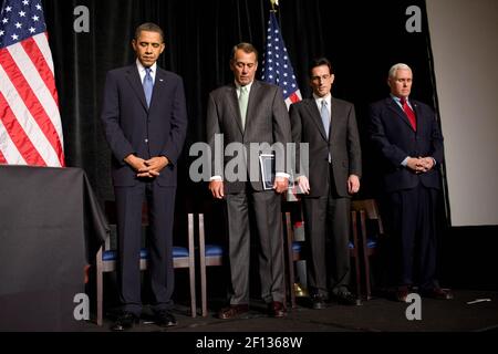 Präsident Barack Obama verneigt sich während der Anrufung bei der landesweit im Fernsehen übertragenen Konferenz zum Thema Ausgaben des republikanischen Hauses am 29. Januar 2010. Mit dem Präsidenten auf der Bühne, von links, sind Rep. John Boehner, Rep. Eric Cantor und Rep. Mike Pence Stockfoto