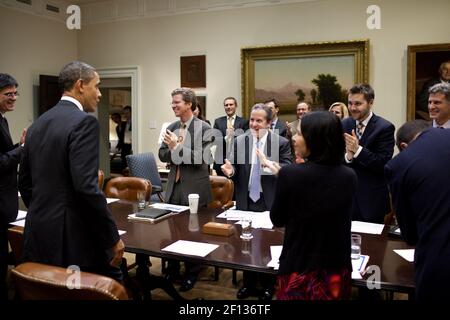 Präsident Barack Obama wird von Beratern zu der Vereinbarung, die Lohnsteuersenkungen vor einem Treffen im Roosevelt Room des Weißen Hauses am 22 2011. Dezember zu verlängern, beglückwünscht. Von links an den Tisch stehen: Jack Lew Direktor des Büros für Management und Haushalt; Housing and Urban Development Secretary Shaun Donovan; Gene Sperling National Economic Council Director; Nancy-Ann DeParle Stellvertretende Stabschef für Politik; Brian Deese Stellvertretender Direktor des Nationalen Wirtschaftsrates; Neal Wolin Stellvertretender Finanzminister; und Alan Krueger Vorsitzender des Rates der Wirtschaftsberater. Stockfoto