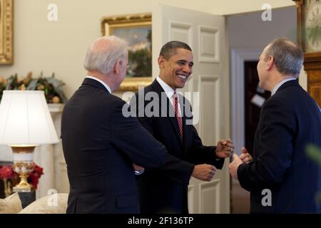 Präsident Barack Obama Vizepräsident Joe Biden und Phil Schiliro Assistent des Präsidenten für legislative Angelegenheiten Gespräch im Oval Office Dezember 24 2009 nach der US-Senat verabschiedet Krankenversicherung Reform. Stockfoto