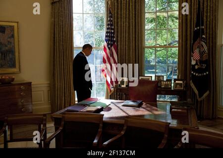 Präsident Barack Obama geht zu seinem Schreibtisch zwischen den Sitzungen im Oval Office Okt. 20 2009. Stockfoto