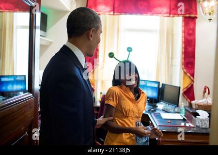 Präsident Barack Obama spricht mit Angela Tennison im Usher's Office of the White House Okt. 31 2013. Stockfoto