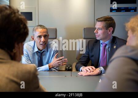 Präsident Barack Obama trifft sich mit kalifornischen demokratischen Kongressabgeordneten von links, Rep. Anna Eshoo, Rep. Eric Swalwell und Rep. Zoe Lofgren an Bord der Air Force am 12. Februar 2015. Stockfoto