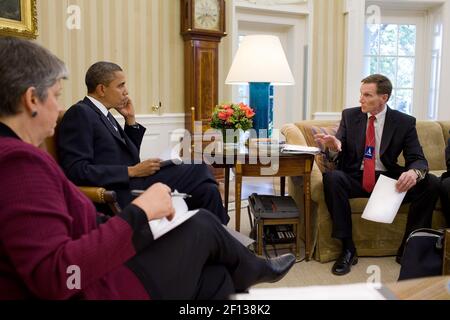 Präsident Barack Obama trifft sich mit der Staatssekretärin für innere Sicherheit Janet Napolitano und dem Administrator der Transportation Security Administration (TSA) John S. Pistole während des Oval Office am 12 2010. Oktober. Stockfoto