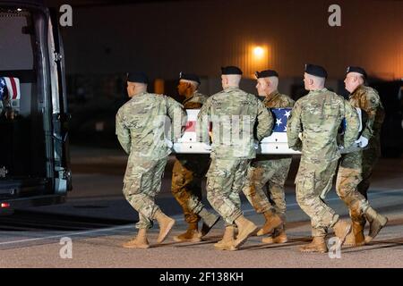 Mitglieder der Ehrengarde der US-Armee werden während der würdevollen Transferzeremonie am Donnerstagabend, den 21 2019. November, auf der Dover Air Force Base in Dover Del. Für Chief Warrant Officer 2 David C. Knadle von Tarrant Texas und Chief Warrant Officer 2 Kirk T. Fuchigami Jr. von Keaau Hawaii Who gesehen Wurden am Mittwoch bei einem Hubschrauberabsturz in Afghanistan getötet. Stockfoto