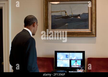 Präsident Barack Obama beobachtet den Start des Space Shuttle Atlantis auf einem Fernsehbildschirm im Outer Oval Office Juli 8 2011. Stockfoto