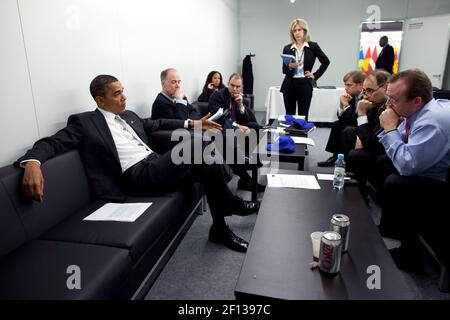 Präsident Barack Obama trifft sich mit Mitarbeitern von links: Tom Donilon; Ben Rhodes; Mona Sutphen; Liz Sherwood-Randall; Mike McFaul; David Axelrod und Robert Gibbs während des NATO-Gipfels in Lissabon Portugal November 20 2010. Stockfoto