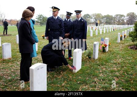 Präsident Barack Obama hinterlässt eine Präsidentenmünze auf dem Grab des 19-jährigen Ehrenmedaillenempfängers Spezialist Ross McGinnis, der einer von zwei Ehrenmedaillenempfängern ist, die auf dem Arlington Friedhof von den Kriegen im Irak und in Afghanistan erinnert werden. Der Präsident war auf dem Arlington Friedhof, um am 11 2009. November Bemerkungen zum Veteranentag zu geben. Stockfoto