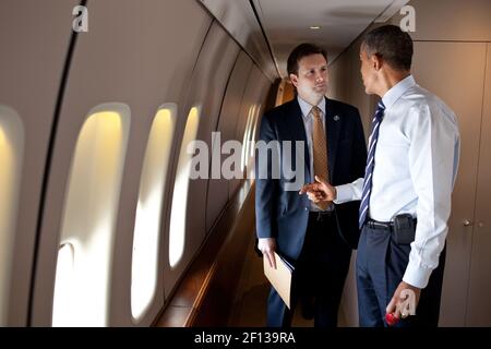 Präsident Barack Obama spricht mit dem stellvertretenden Principal Press Secretary Josh ernsthaft an Bord der Air Force One während eines Fluges nach Toledo Ohio im Juni 3 2011. Stockfoto