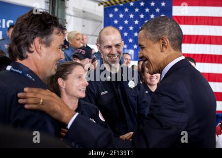 Präsident Barack Obama begrüßt Mitglieder der Audienz nach seinen Bemerkungen über das Veterans Job Corps in der Fire Station #5 in Arlington VA. Feb. 3 2012. Stockfoto