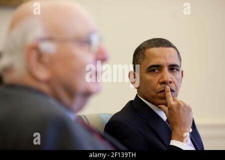 Präsident Barack Obama trifft sich mit dem Vorsitzenden des Beirats für wirtschaftliche Erholung Paul Volcker im Oval Office Jan. 21 2010. Stockfoto