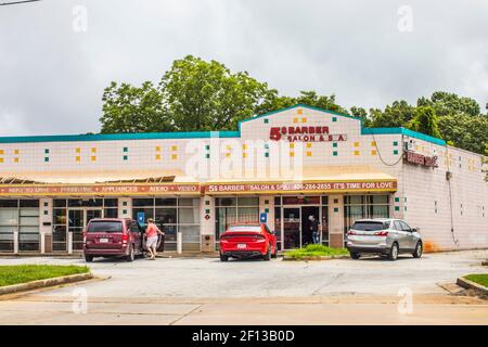 Decatur, GA / USA - 07 07 20: Urbane Landschaft mit Gebäuden, Menschen und Autos Stockfoto