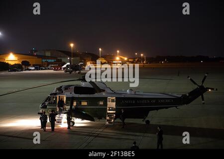 Präsident Donald Trump und First Lady Melania Trump gehen an Bord von Marine Eins/Juli 16 2018 Stockfoto