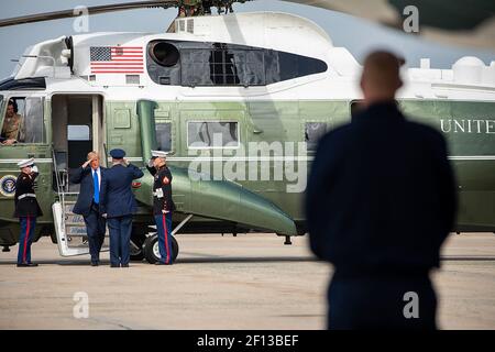 Präsident Donald Trump begrüßt, als er Marine One am Dienstag, den 2 2018. Oktober, bei der Joint Base Andrews MD aussteigt und vom US-Luftwaffenkolon Samuel Chesnut zur Air Force One eskortiert wird. Stockfoto