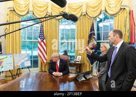 Präsident Donald Trump von Heimatschutzminister Kirstjen Nielsen begleitet lauscht als FEMA-Administrator Brock Long spricht Reporter im Oval Office des Weißen Hauses Mittwoch Oktober 10 2018 über die möglichen Auswirkungen des Hurrikans Michael auf Florida und die südöstliche Region der Vereinigten Staaten. Stockfoto