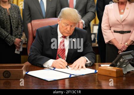 Präsident Donald Trump und Vizepräsident Mike Pence unterschreiben am Mittwoch, den 9 2019. Januar im Oval Office das Gesetz zur Bekämpfung des Menschenhandels. Stockfoto