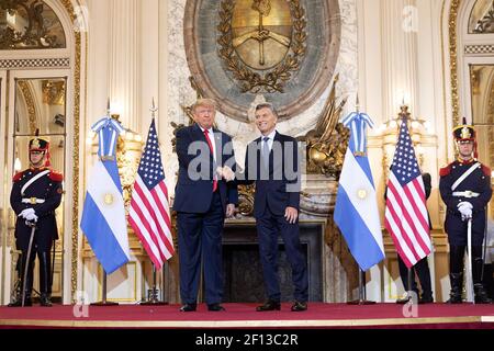 Präsident Donald Trump nimmt an einem erweiterten bilateralen Treffen mit Präsident Mauricio Macri der Argentinischen Republik in der Casa Rosada in Buenos Aires, Argentinien, Teil. Stockfoto