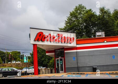 Decatur, GA / USA - 07 07 20: Ansicht der AutoZone von der Seite mit Schild Stockfoto