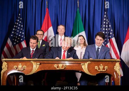 Präsident Donald Trump wird von dem mexikanischen Präsidenten Enrique Pena Nieto und dem kanadischen Premierminister Justin Trudeau bei der Unterzeichnungszeremonie des USMCA am Freitag, den 30 2018. November, in Buenos Aires, Argentinien, begleitet. Stockfoto