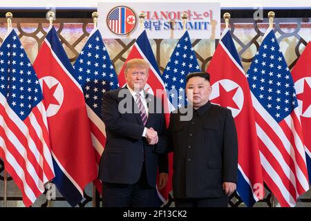 Präsident Donald Trump begrüßt wird von Kim Jong UN Vorsitzender der State Affairs Commission der Demokratischen Peopleâ €™s Republik Korea Mittwoch, den 27 2019. Februar im Sofitel Legend Metropole Hotel in Hanoi für ihre zweite Gipfeltreffen. Stockfoto