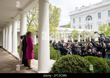 Präsident Donald Trump und First Lady Melania Trump begrüßen Präsident Moon Jae-in und Frau Kim Jung-sook von der Republik Korea am Donnerstag, den 11 2019. April im Weißen Haus Stockfoto