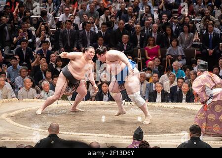 Präsident Donald Trump und First Lady Melania Trump sehen zusammen mit dem japanischen Premierminister Shinzo Abe und seiner Frau Akie Abe am Sonntag, den 26 2019. Mai, ein Sumo-Turnier im RyÅgoku Kokugikan Stadium in Tokio. Stockfoto