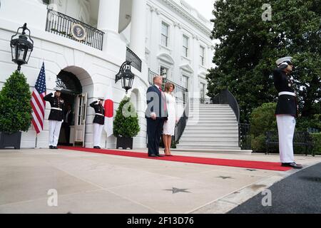 Präsident Donald Trump und First Lady Melania Trump warten auf die Ankunft des japanischen Premierministers Shinzo Abe und seiner Frau Akie Abe am Freitag, den 26 2019. April im Südportikus des Weißen Hauses. Stockfoto