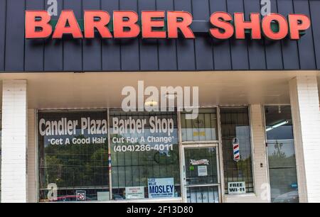 Decatur, GA / USA - 07 07 20: Blick auf einen städtischen Barber Shop Stockfoto