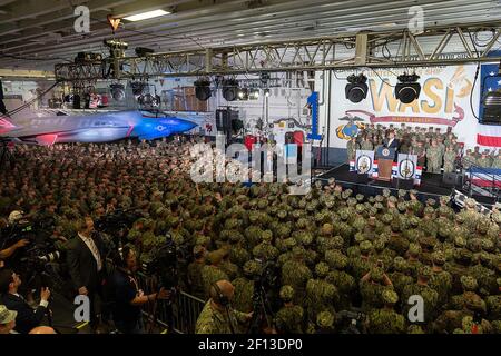 Präsident Donald Trump hält am Dienstag, den 28 2019. Mai, an Bord der USS Wasp eine Rede zum Memorial Day und spricht mit etwa 1000 Matrosen Soldaten und Marineinfanteristen in Yokosuka Japan. Stockfoto