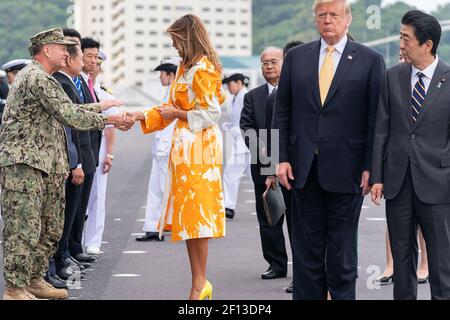 First Lady Melania Trump begrüßt Gäste und Beamte an Bord der JS Kaga Dienstag, den 28 2019. Mai in Yokosuka Japan. Stockfoto