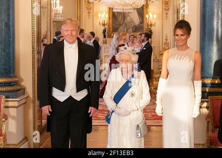 Präsident Donald Trump und First Lady Melania Trump posieren für ein Foto mit der britischen Königin Elizabeth II Montag, den 3 2019. Juni, bevor sie an einem Staatsbankett im Buckingham Palace in London teilnehmen. Stockfoto