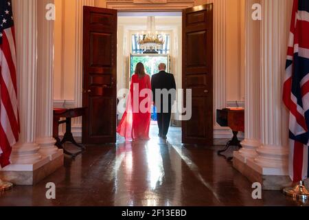 Präsident Donald Trump und First Lady Melania Trump gehen zum Eingang des Winfield House, um den Prinzen von Wales und die Herzogin von Cornwall Dienstag, den 4 2019. Juni in London zu begrüßen. Stockfoto