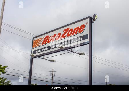 Decatur, GA / USA - 07 07 20: Blick auf ein AutoZone Straßenschild Stockfoto