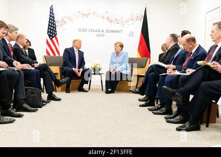 Präsident Donald Trump nimmt an einem bilateralen Treffen mit der Bundeskanzlerin der Bundesrepublik Deutschland Angela Merkel beim Japan Summit G20 am Freitag, den 28 2019. Juni in Osaka Japan Teil. Stockfoto