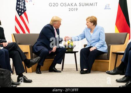 Präsident Donald Trump nimmt an einem bilateralen Treffen mit der Bundeskanzlerin der Bundesrepublik Deutschland Angela Merkel beim Japan Summit G20 am Freitag, den 28 2019. Juni in Osaka Japan Teil. Stockfoto
