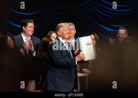 Präsident Donald Trump zeigt seine Unterschrift nach der Unterzeichnung eines Executive Order über die Förderung der Nierengesundheit Mittwoch, den 10 2019. Juli im Ronald Reagan Building and International Trade Center in Washington D.C. Stockfoto