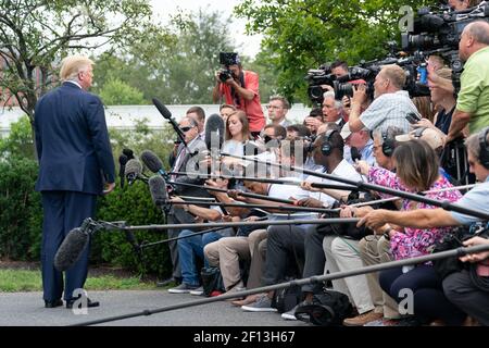 Präsident Donald Trump spricht mit Pressemitgliedern auf dem South Lawn des Weißen Hauses Mittwoch, den 17 2019. Juli, bevor er Marine One besteigen wird, um seine Reise nach North Carolina zu beginnen. Stockfoto