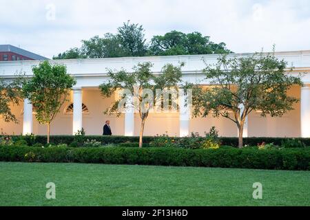 Präsident Donald Trump geht am Dienstag Abend des 16 2019. Juli entlang der West Wing Colonnade, als er in die Residenz des Weißen Hauses zurückkehrt. Stockfoto