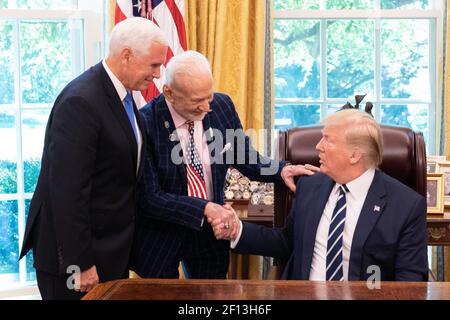 Präsident Donald Trump Vizepräsident Mike Pence und NASA-Administrator Jim Bridenstine begrüßen die Apollo-11-Astronauten Buzz Aldrin und Michael Collins zusammen mit den Familienmitgliedern des Astronauten Neil Armstrong Freitag, den 19 2019. Juli, im Oval Office des Weißen Hauses, um des 50th. Jahrestages der Apollo zu gedenken 11 Mondlandung. Stockfoto