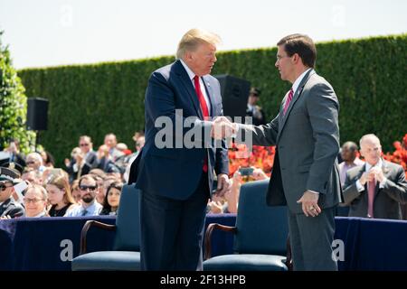 Präsident Donald Trump schüttelt die Hände mit Verteidigungsminister Mark Esper bei der Full Honors Ceremony Donnerstag, den 25 2019. Juli im Pentagon in Arlington VA. Stockfoto