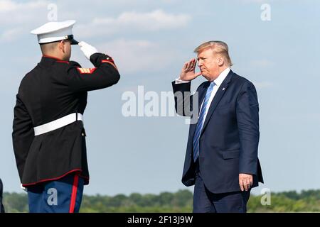 Präsident Donald Trump begrüßt, als er sich auf den Marine One-Flug am Morristown Municipal Airport in Morristown N.J. vorbereitet Freitag, 2 2019. August für seinen Flug nach Bedminster N.J. Stockfoto